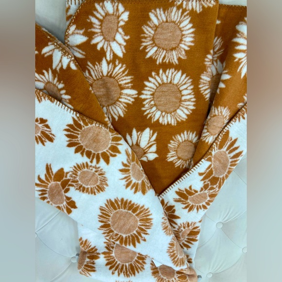 Sunflower Cotton/Acrylic Autumn Throw - Picture 3 of 5